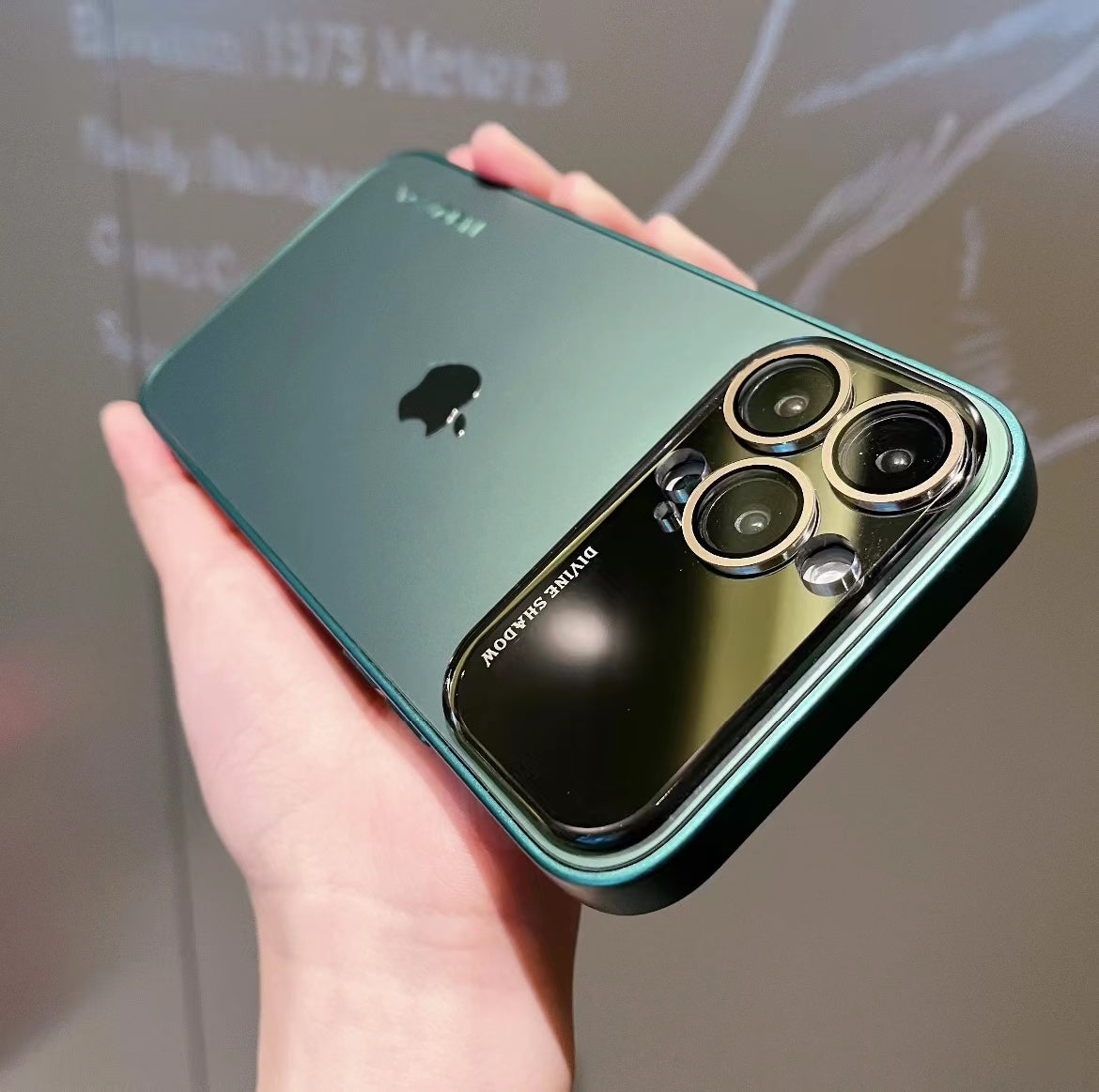 جراب واقٍ لهاتف Apple 15-11 بتصميم نافذة كبيرة وملمس فاخر. تصميم شامل ومُجمد.