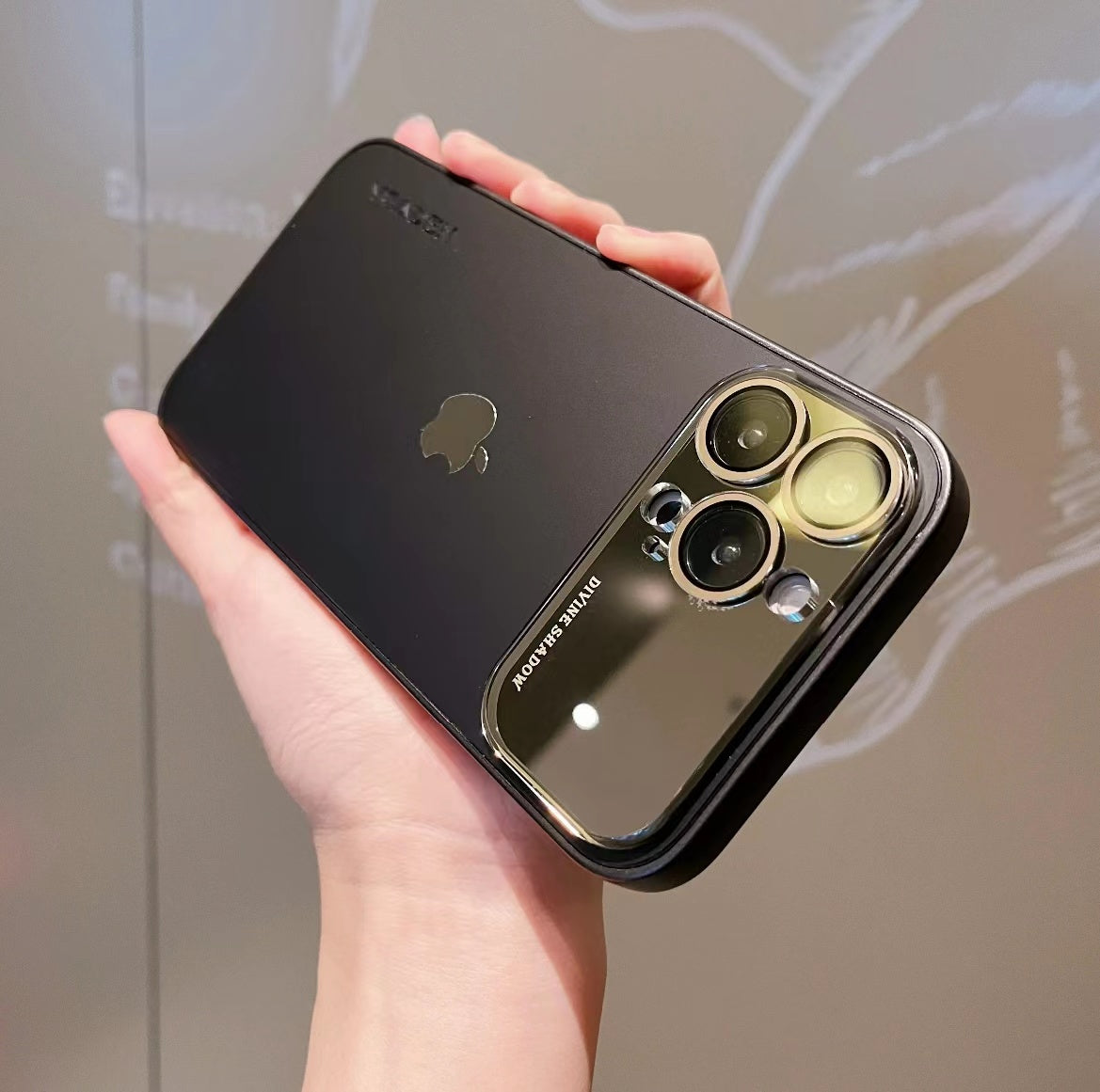 جراب واقٍ لهاتف Apple 15-11 بتصميم نافذة كبيرة وملمس فاخر. تصميم شامل ومُجمد.