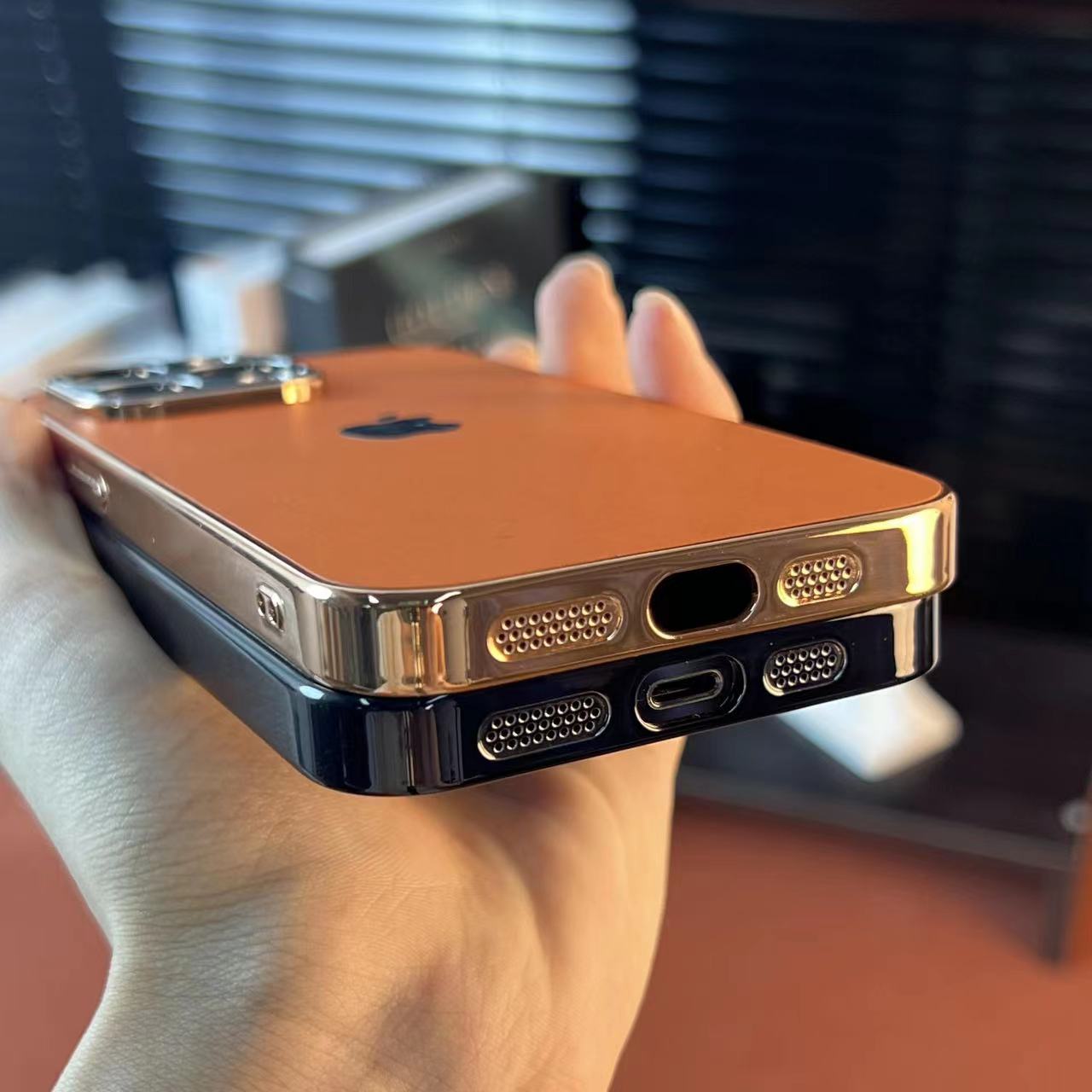 جراب هاتف iPhone مصنوع من الجلد المطلي بالكهرباء فائق النحافة مصنوع من المعدن