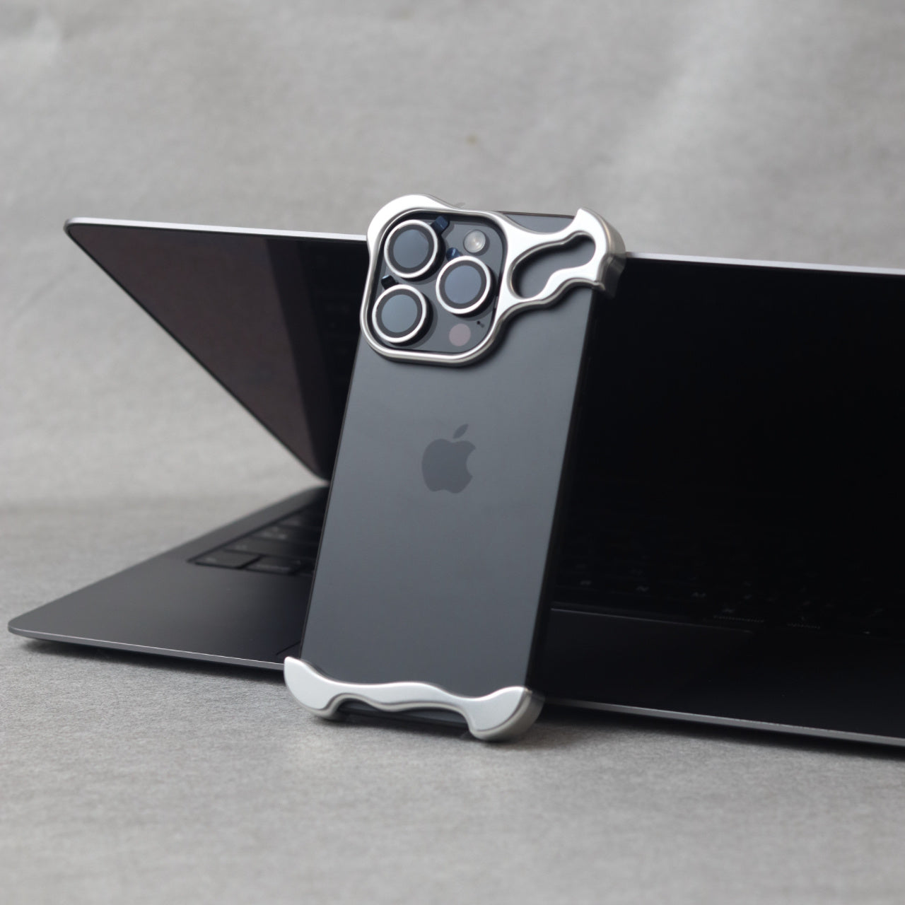 Apple16-12 special-shaped zinc alloy, metal corner pads, simple anti-fall bare metal feel, lens protection