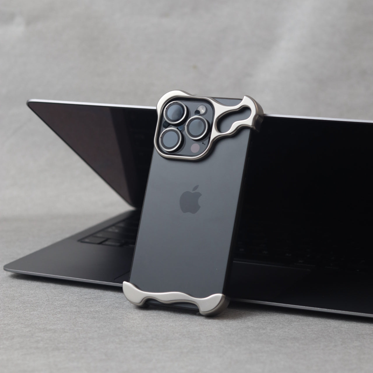 Apple16-12 special-shaped zinc alloy, metal corner pads, simple anti-fall bare metal feel, lens protection
