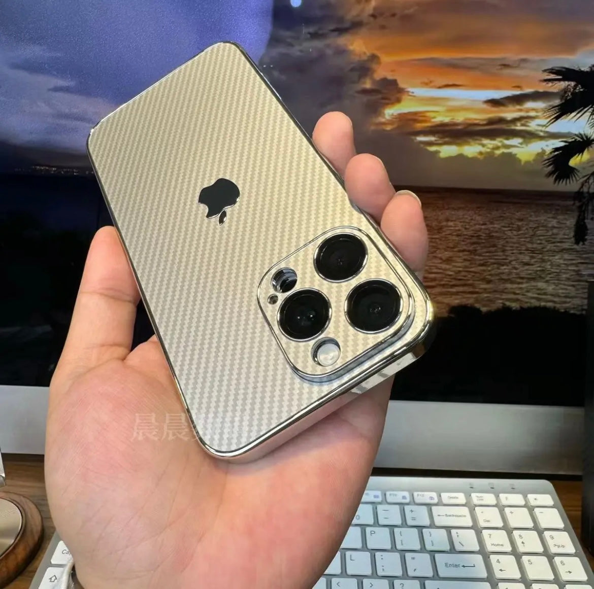 غطاء واقٍ رفيع للغاية من ألياف الكربون لأجهزة Apple 15~12
