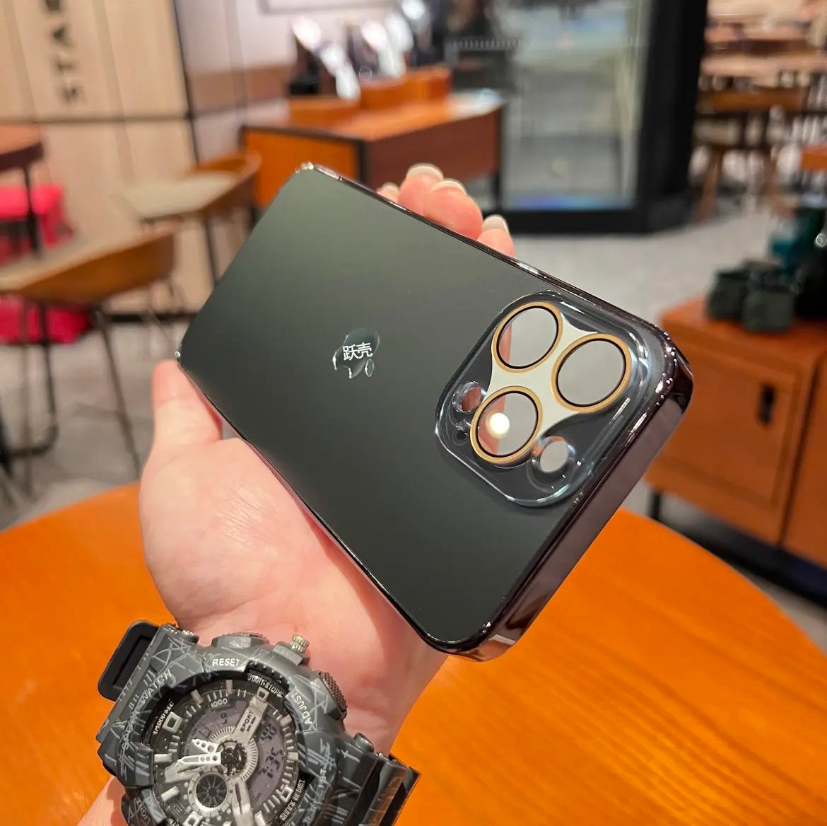 غطاء هاتف آيفون 15/11 بتصميم مُبتكر وعصري. حماية كاملة من المرآة.