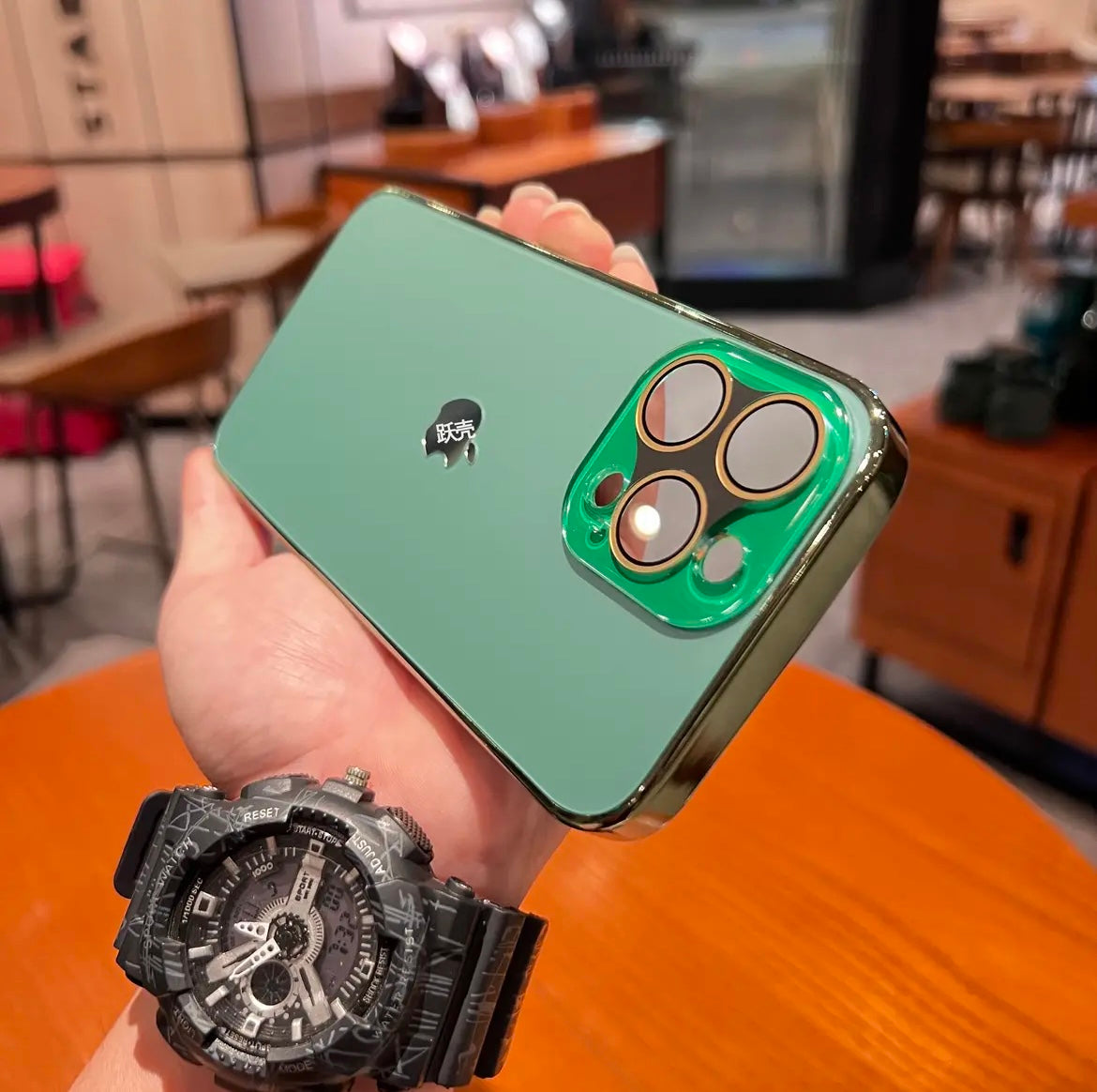 غطاء هاتف آيفون 15/11 بتصميم مُبتكر وعصري. حماية كاملة من المرآة.