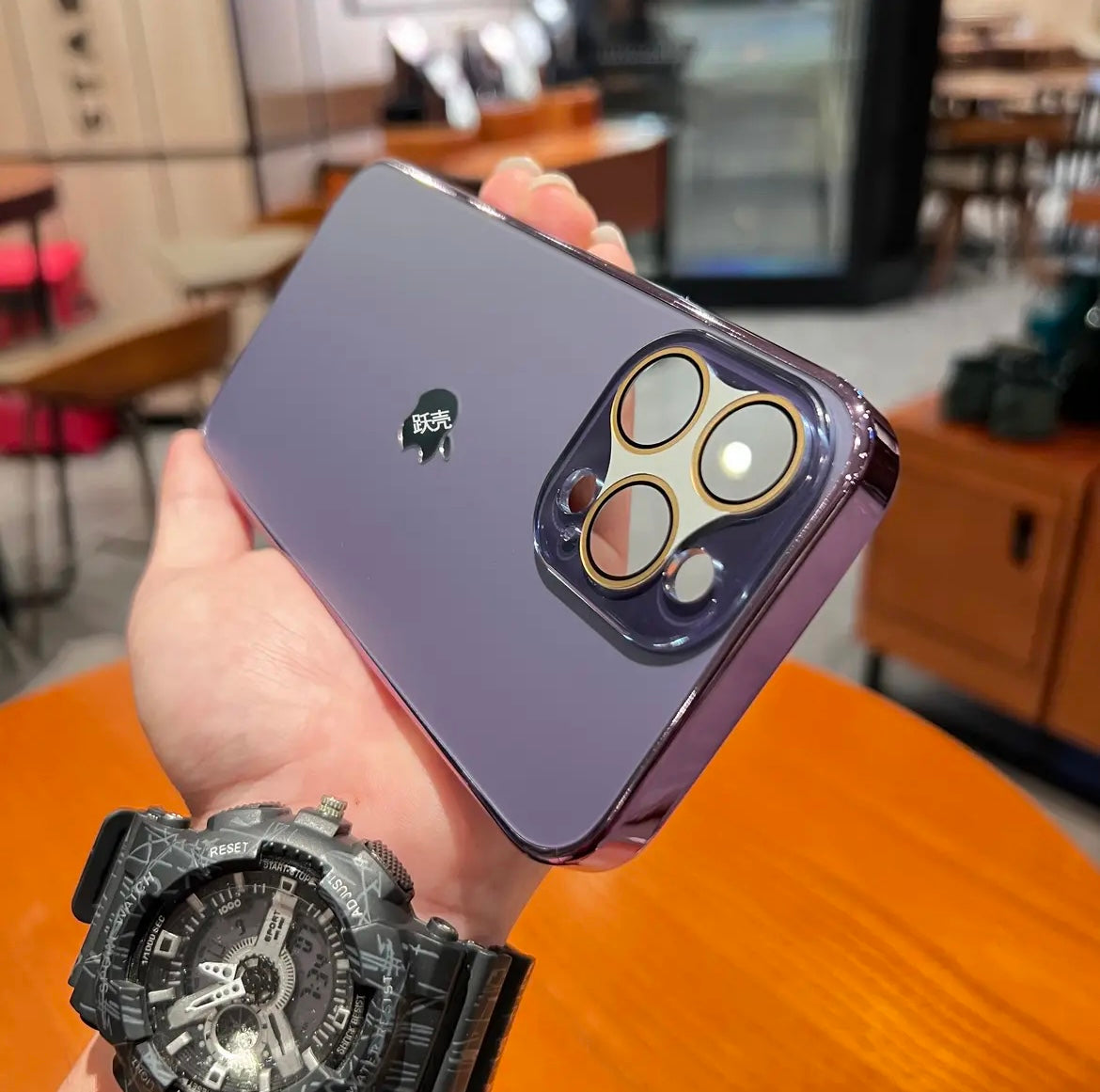 غطاء هاتف آيفون 15/11 بتصميم مُبتكر وعصري. حماية كاملة من المرآة.