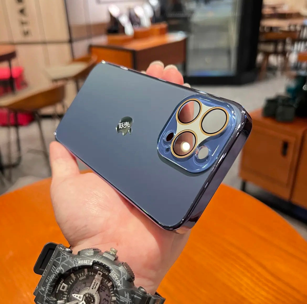 غطاء هاتف آيفون 15/11 بتصميم مُبتكر وعصري. حماية كاملة من المرآة.