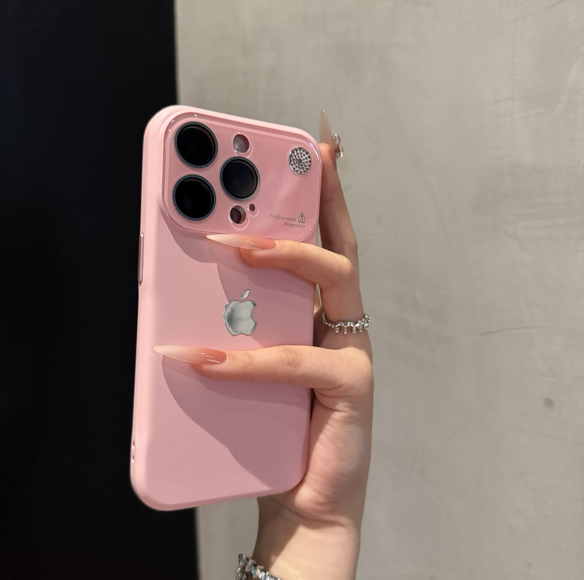 Experience the iPhone 17 premium iPhone 16-12 mobile phone case in advance. Creative, stylish and simple