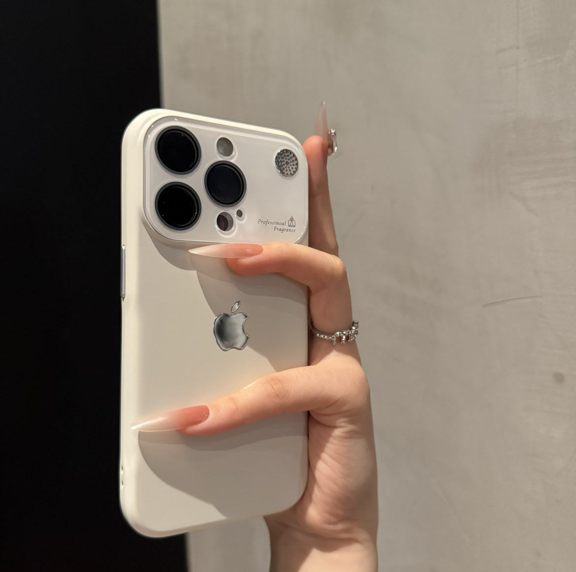 Experience the iPhone 17 premium iPhone 16-12 mobile phone case in advance. Creative, stylish and simple