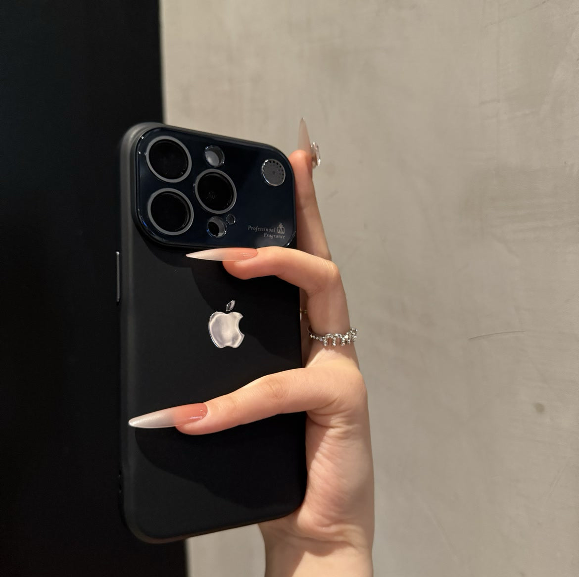 Experience the iPhone 17 premium iPhone 16-12 mobile phone case in advance. Creative, stylish and simple