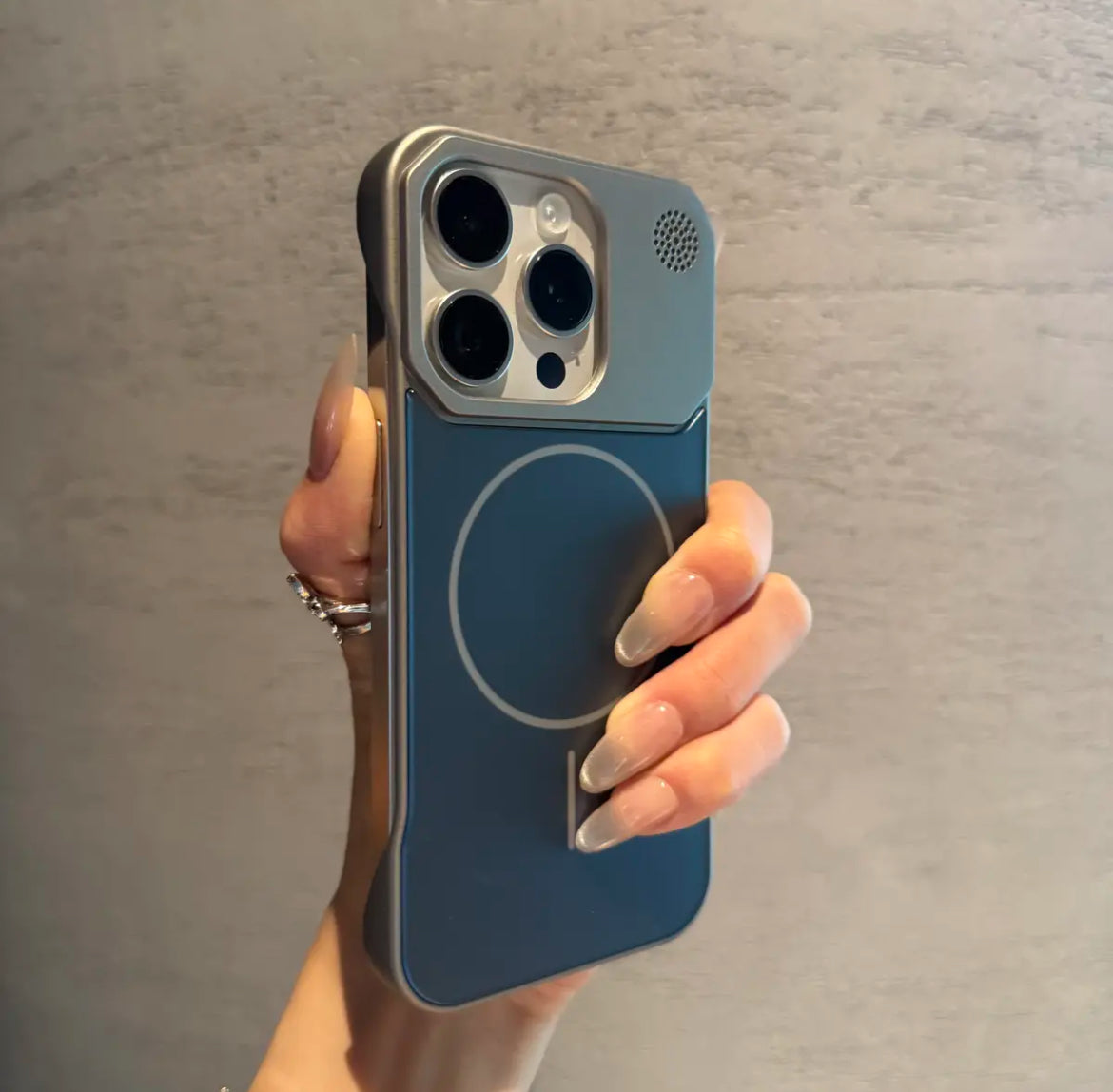 جراب AG Frosted Apple 16/11 مغناطيسي للشحن بالروائح العطرية جديد مضاد للسقوط