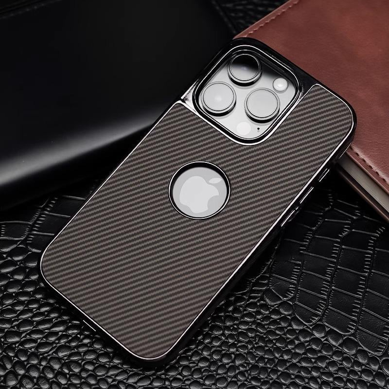 جراب هاتف محمول من Apple مقاس 16-13 بإطار مطلي بالكهرباء بنمط ألياف الكربون عالي الجودة مع ملصق مفقود