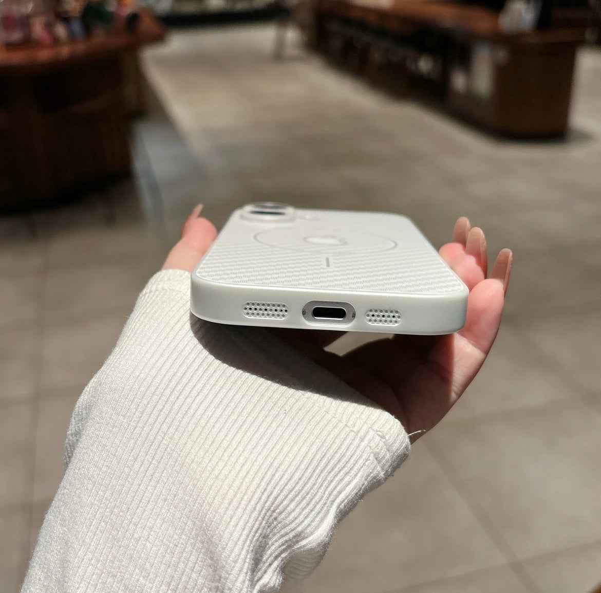 Apple 16/15/14/13/12 frosted skin-feel magnetic phone case with built-in mirror film