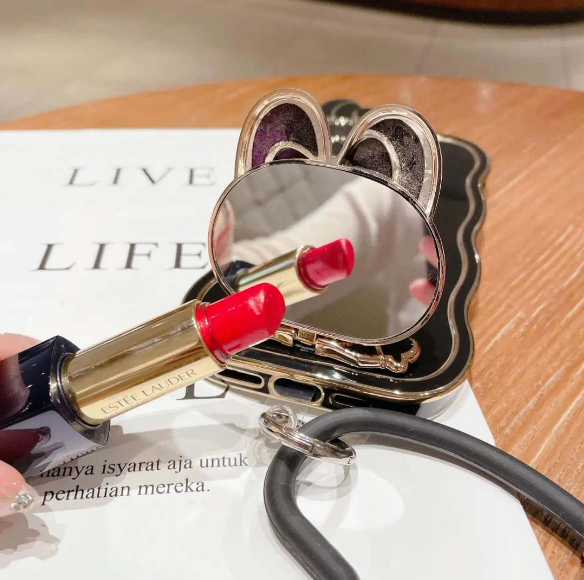 جراب هاتف على شكل مرآة تجميلية من مو رابيت