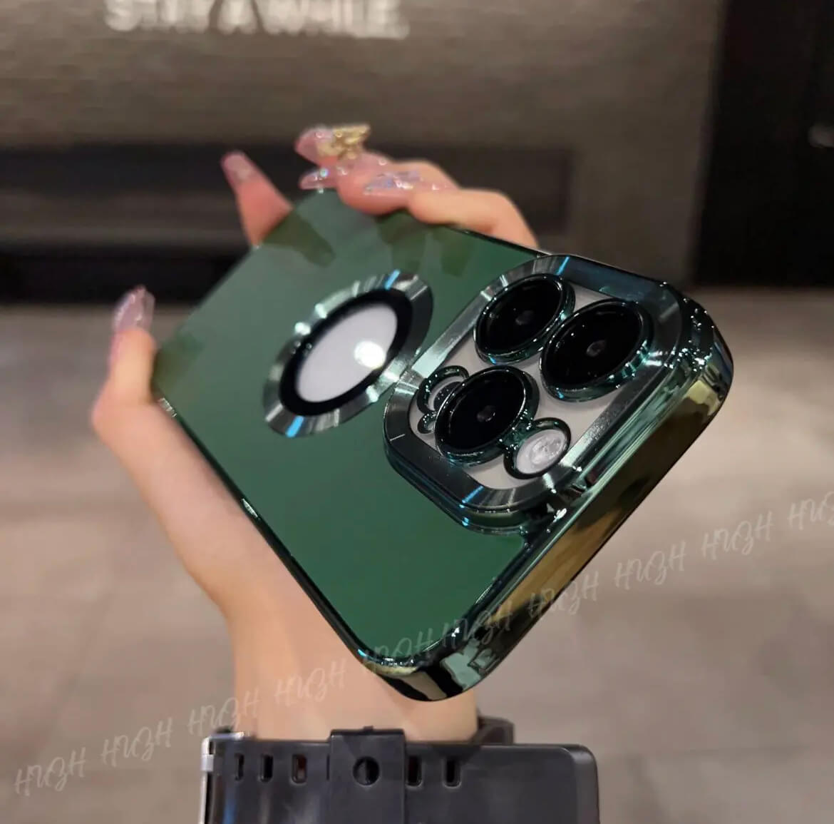 غطاء ناعم من السيليكون مطلي بالكهرباء مع شعار MagSafe 