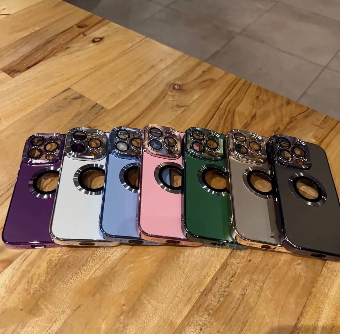 غطاء ناعم من السيليكون مطلي بالكهرباء مع شعار MagSafe 